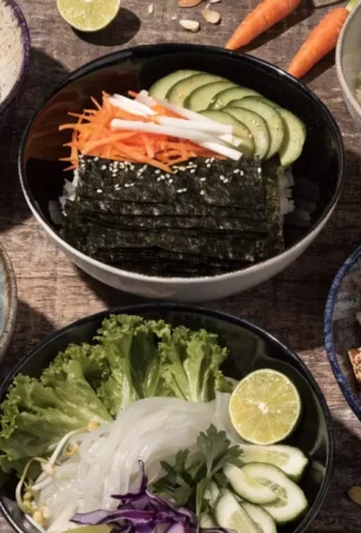 "Bunte Bowl Rezepte auf Holztisch – gesunde Buddha Bowls mit Gemüse"