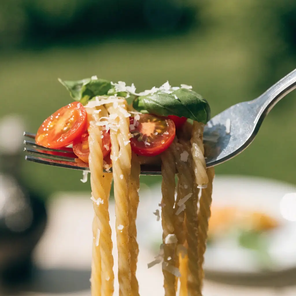 Sommerliche Pasta mit Tomaten, frischem Basilikum und Parmesan